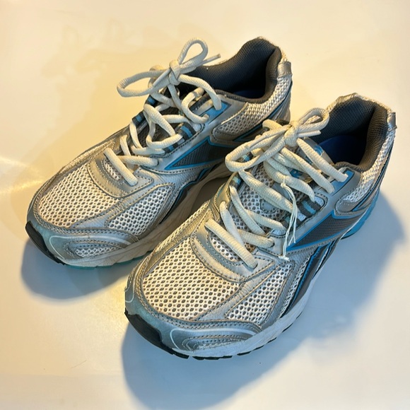Reebok Shoes - Reebok blue and white athletic shoes Ecco powered by receptor technology Size 8